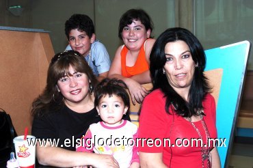 01042008
Cecilia de Martínez, Érika Serhan y los niños Ángela, Tarek y Valeria.