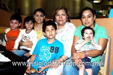 01042008
Juanita García, Emma de Atilano, Manuel Atilano, Sandra, Rogelio y Frida Vázquez y Ricardo González.