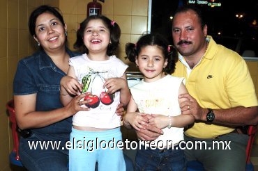 01042008
Magda de Ayoub y José Ayoub a lado de sus hijas Aranza y Jimena Ayoub López.