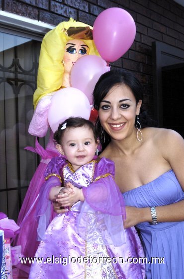 01042008
Victoria Bustos Zamarrón junto a su mamá Valeria de Bustos, durante su divertida fiesta de cumpleaños.