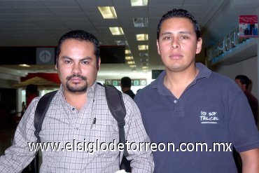 01042008
De México llegó Hugo Lozano, lo recibió Miguel Alemán.