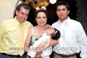 02042008
Emi Yolanda Hernández Medellín junto a sus padrinos Juan Sebastián Hernández Martínez, Emma Yolanda Canales y José Francisco Medellín Canales.