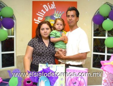 02042008
Fátima en la compañía de sus papás Esmeralda Arias de Luévano y David Luévano Enríquez.