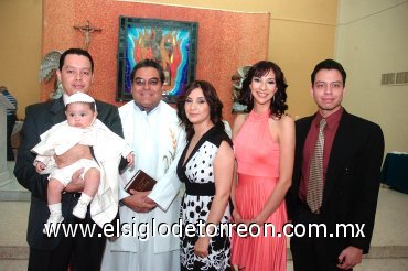 04042008
Diego Acosta junto al Pbro. Gerardo Zataráin García, padres José Luis Acosta Sifuentes y Rosa Cecilia Sosa Lugo, además de sus padrinos Luis Fernando Acosta Sifuentes y Carla Liliana Sosa Lugo.