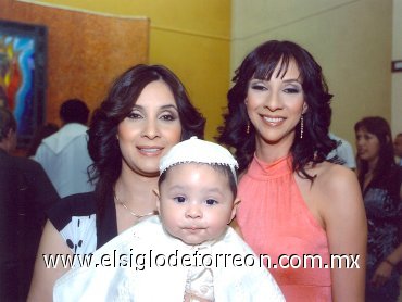 04042008
l festejado acompañado por su mamá Rosa Cecilia Sosa y su madrina Carla Liliana Sosa.