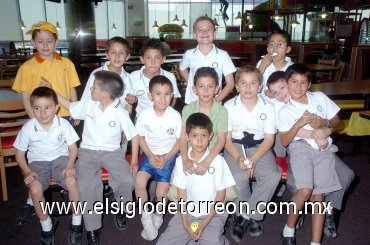 04042008
Marco con sus compañeros y amigos del colegio que lo felicitaron por su cumpleaños.