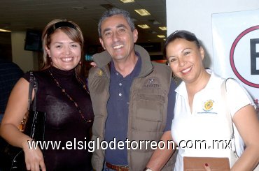 02042008
Estela Aguirre, Wendy Cabrera y Alejandro Vallejo llegaron de México a la ciudad de Torreón.