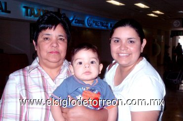 04042008
Rumbo a San Diego, California, viajaron Pamela de Carreón y el pequeño Mateo Carreón, fueron despedidos por Marisela Ulloa.