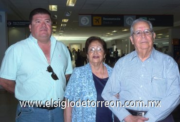 04042008
Víctor Ávila despidió a Carlos Ávila y María Guadalupe Orozco de Ávila que viajaron a Tijuana, Baja California.