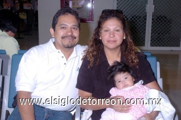 05042008
Mario Guzmán, Catalina de Guzmán y la pequeña Chiara viajaron a Puerto Vallarta.