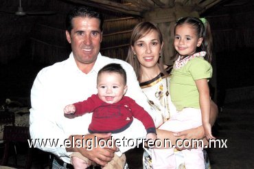 08042008
José Miguel acompañado de sus papás Iziar Galván de Cuesta y Nicasio Cuesta Bojorges y de su hermana mayor Susy.