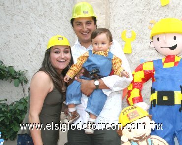 08042008
Ithan junto a sus papás Iván Ramírez Vallejo y Cristy Soriano de Ramírez, en su fiesta de cumpleaños.