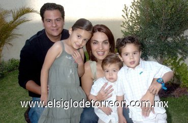 08042008
Bernardo y Andrés Barrios Sobrino, cumplieron cuatro y dos años de vida, respectivamente, sus padres Bernardo Barrios y María Esther Sobrino de Barrios les organizaron una piñata