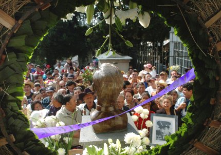 Mariachis y uno que otro otra cantante amateur que decidió salir del anonimato rindieron un pequeño tributo, todo esto alejado de los reflectores que apuntaban al escenario donde al homenaje oficial, organizado por su hija Lupita Infante Torrente, se realizaba.