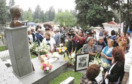 'Pedro infante no ha muerto por que lo seguimos recordando', era el sentimiento unánime por pasillos y corredores del Panteón Jardín, en la Ciudad de México, en medio de una multitud que lo aclama.