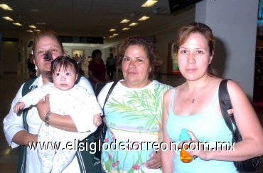 07042008
Marisela Martínez fue despedida por Fernanda Hernández, Marisela Hernández y la pequeña Fernanda Huerta, por su viaje a Tijuana.