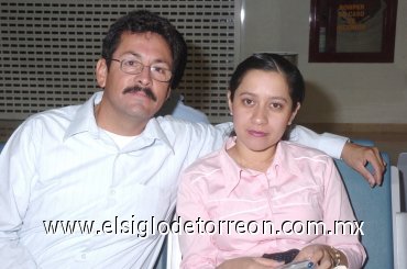 08042008
Martín Carlos Lara viajó a la ciudad de Tijuana, y fue despedido por Alejandra Huerta.