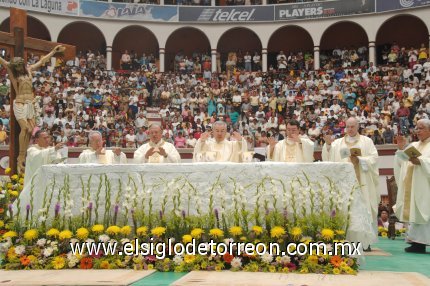 Mientras los fieles ondeaban banderines de color morado, azul, amarillo blanco y rojo, monseñor Robles ofició la Eucaristía que se ofreció en honor del primer obispo de Torreón,
don Fernando Romo Gutiérrez, quien falleció en diciembre del año pasado.