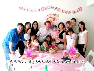 06042008
Cecilia Castillo de Iparrea y su hijita Daniela, celebraron el mismo día Cecy y Daniela acompañadas de Alberto Iparrea su cumpleaños y los  festejaron rodeados de toda su familia.