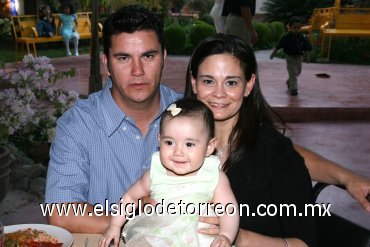 06042008
Consuelo García de Escobedo, Gerardo Escobedo López y la bebé Alma Natalia Escobedo García.