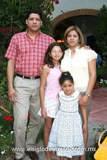 06042008
Héctor Alanís de los Reyes, Nancy de Alanís, Gabriela y Paola Alanís Silva.