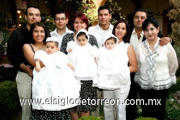 06042008
José Arturo, Pamela y Milagros Ortiz Ávalos, con sus papás Arturo Ortiz y Pily de Ortiz, y sus padrinos Juan Flores, Claudia Flores, Óscar Dorates, Blanca de Dorantes, Édgar Alanís y Vanessa de Alanís