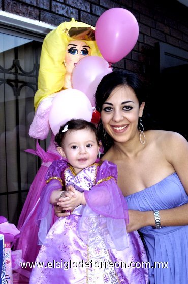 06042008
La pequeña Victoria Bustos Zamarrón el día que cumplió su primer año de vida acompañada por su mamá Valeria de Bustos.