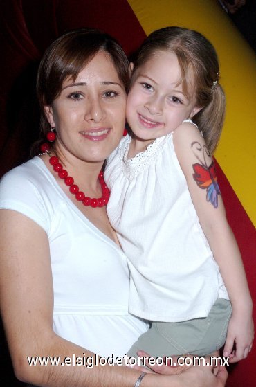 06042008
Lily Zúñiga junto a la pequeña Luisa Villarreal.