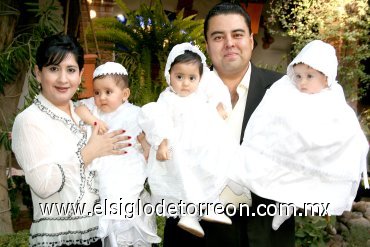 06042008
Pili Ávalos de Ortiz y Arturo Ortiz Orona, papás de los pequeños José Arturo, Pamela y Milagros