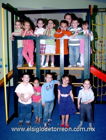 06042008
Santiago Siller Ochoa, en compañía de varios amiguitos festejó su cuarto cumpleaños con un convivio que le preparó su mamá Mayra Ochoa.