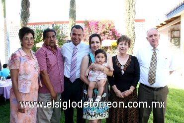 09042008
Gregorio Ruiz y Mimí Llamas presentaron a su hija Ivanna ante la iglesia para recibir el Primer Sacramento siendo sus padrinos Gregorio Ruiz, Estela García, Teté Llamas y Arturo Llamas.