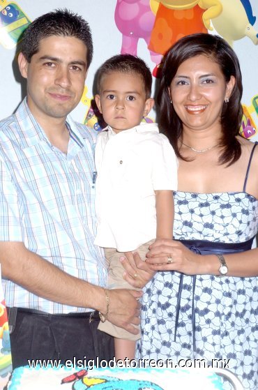 10042008
Adrián con sus papás Raúl Robles del Río y Silvia Azucena Ortiz de Robles.