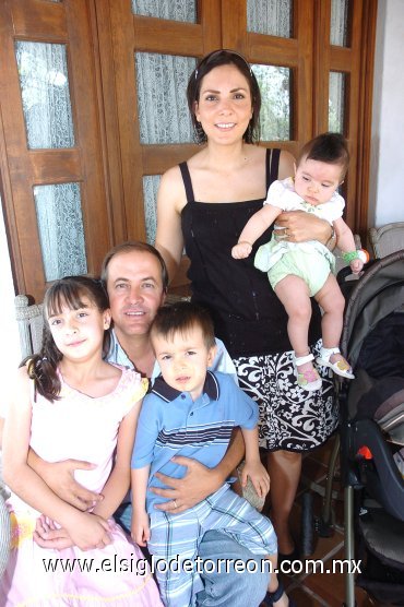 10042008
Manuel Cabarga Zorrilla con su esposa Claudia Dávila de Cabarga y sus hijos Paulina, Manolo y Melissa Cabarga Dávila.