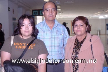 09042008
Karen López, Amalia Castañeda y Manuel López llegaron a Torreón desde la Ciudad de México.