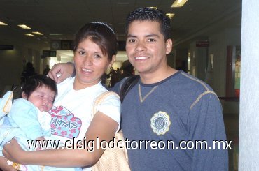 10042008
Fabián Limones viajó a Puerto Vallarta y lo despidieron Ana Parra y el pequeño Rafael.