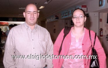 10042008
Verónica del Razo llegó a Torreón desde la Ciudad de México y la recibió Ricardo Treviño.