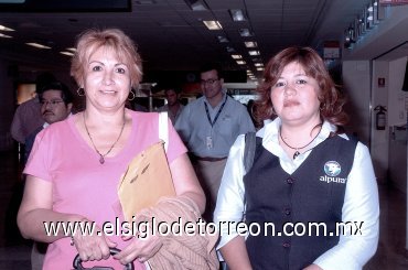 11042008
Llegó de la capital del país María Estela Ramos, la recibió Lorena Ortega.