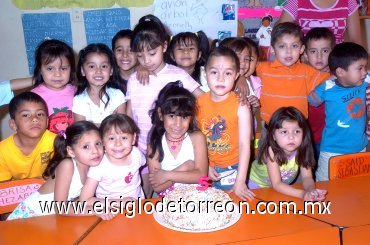 14042008
Fabiola con sus amiguitos del colegio, en su desayuno de cumpleaños.