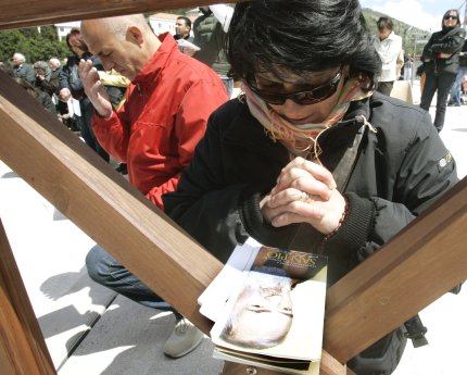 Tras la misa, la fila de fieles comenzó un lento peregrinaje a la cripta para poder detenerse algunos segundos ante los restos de San Pío de Pietrelcina, cuyo rostro permanece cubierto por una máscara, realizada por expertos del museo de cera londinense Madame Tussaud.