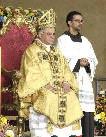 El cardenal portugués José Saraiva Martins, Prefecto de la Congregación de la Causa de todos los Santos, ofició la misa de la exposición de 'Padre Pío', al que se dirigió como 'el Santo de la gente'.