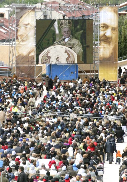 Con una ceremonia a la que asistieron cerca de 10 mil personas, los restos mortales de Padre Pío fueron colocados en una urna de cristal en la cripta del santuario, para cuya visita han hecho ya reservas 750 mil personas que acudirán durante los seis meses en que estarán expuestos.