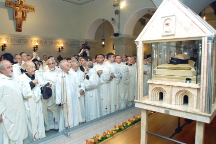 Padre Pío de Pietrelcina, al igual que el apóstol Pablo, puso en la cumbre de su vida y de su apostolado la Cruz de su Señor como su fuerza, su sabiduría y su gloria.