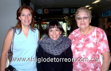 13042008
Proveniente de la ciudad de Guadalajara llegó Valentina González y fue recibida por Cecilia y Olga González