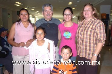 14042008
Josefina Aranda, viajó a Guadalajara, la despidieron sus familiares.