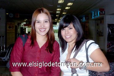 16042008
Ana Fernanda Rivas llegó de Guadalajara y fue recibida por Sarahí González.