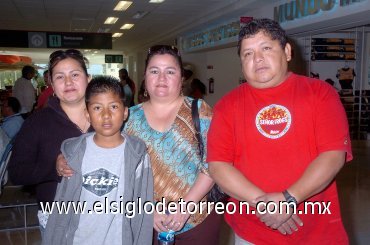 17042008
Osiel Espino, Jesús López, Margarita y Ana Rosa Arguijo, viajaron a Tijuana, Baja California.