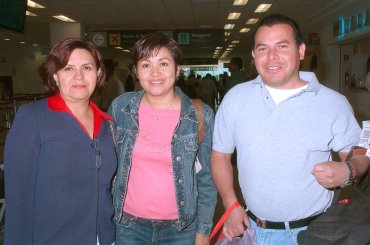 19042008
Margarita González, Virginia Ávila y Aldo Meza llegaron de la ciudad de Guadalajara.