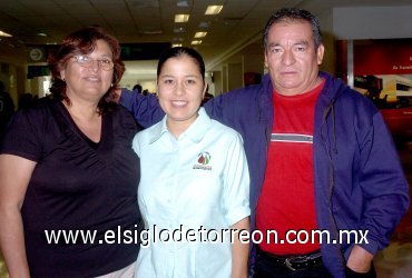 20042008
Arturo Barrera y Josefina Hernández salieron con rumbo a San Diego, California y fueron despedidos por Suly Magallanes