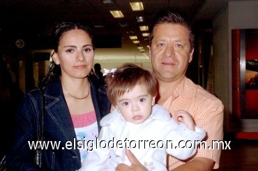 21042008
Jesús, Érika y la pequeña Daniela Herrera, viajaron a la ciudad de León, Guanajuato.