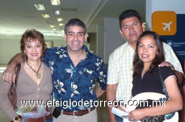 21042008
Ruth Medina de Ordáz, Juan Ruiz Ordáz, Guadalupe Pardo y Maly Buendía, partieron rumbo a las hermosas playas de Puerto Vallarta.